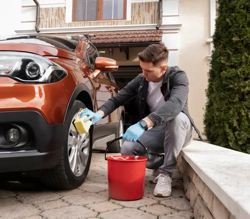 Lavage auto à domicile Sauvagnon : professionnel intervenant sur un véhicule